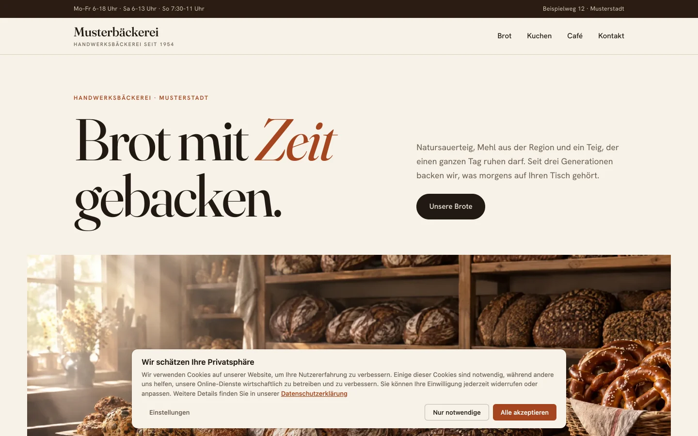 Startseite einer ausgedachten Handwerksbäckerei im Browser. Unten liegt ein Cookie-Banner mit den Schaltflächen „Nur notwendige“ und „Alle akzeptieren“.