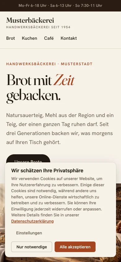 Dieselbe Bäckerei-Website auf dem Smartphone. Das Cookie-Banner nimmt die untere Hälfte des Bildschirms ein.